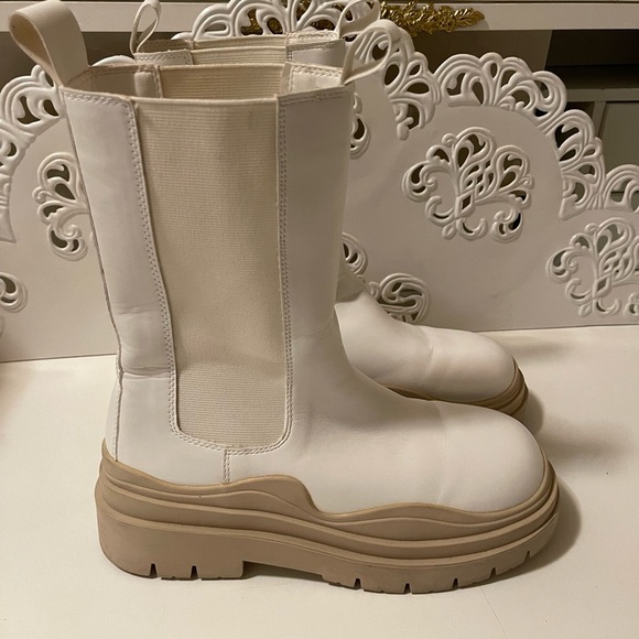 white and tan color by CAPE ROBBIN
square round toe
snow booties
platform
lug - Picture 2 of 14